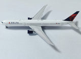 &lt;Reservierung&gt; Pandamodel Delta Airlines 767-400ER N825MH 1/400 52361